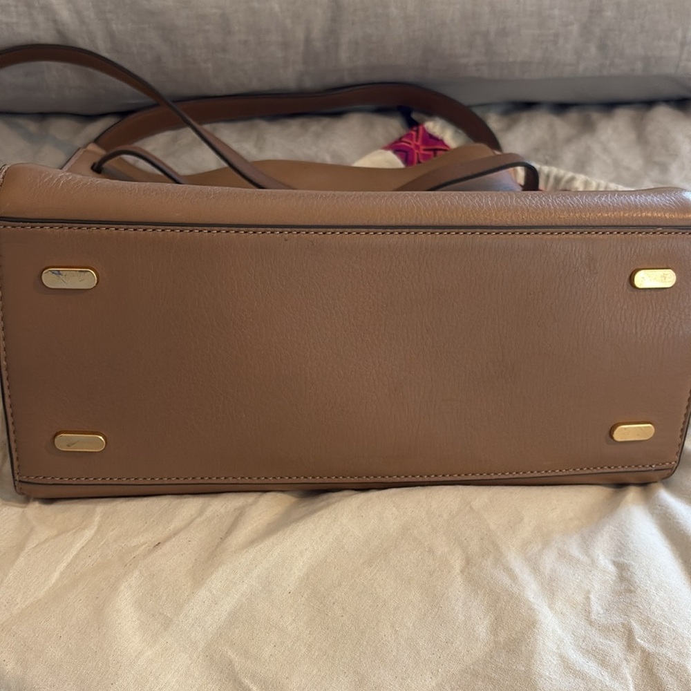 Elegant Tan Leather Handbag - Picture 8 of 11